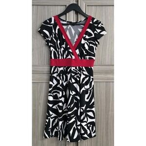 AGB Women's Petite Sz 8 Geometric Black White Red Banded Waist Belt Cap Sleeves